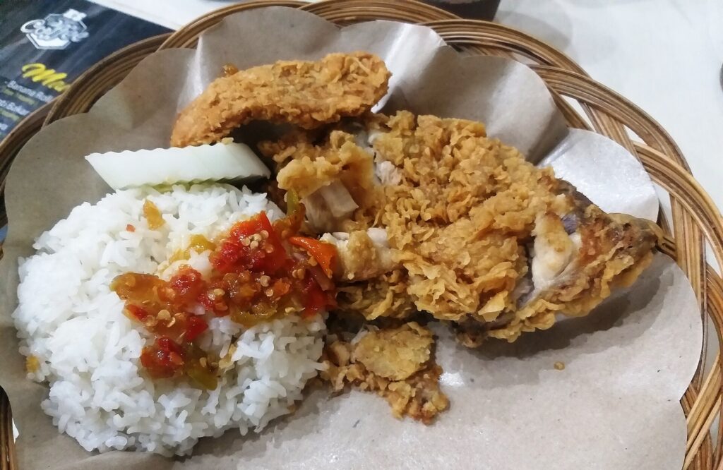 Ayam Geprek: Fenomena Pedas yang Menaklukkan Selera Anak Muda