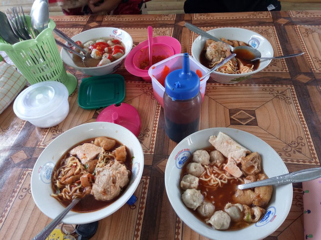 Bakso: Semangkuk Bulat Kenyal yang Menyatukan Indonesia