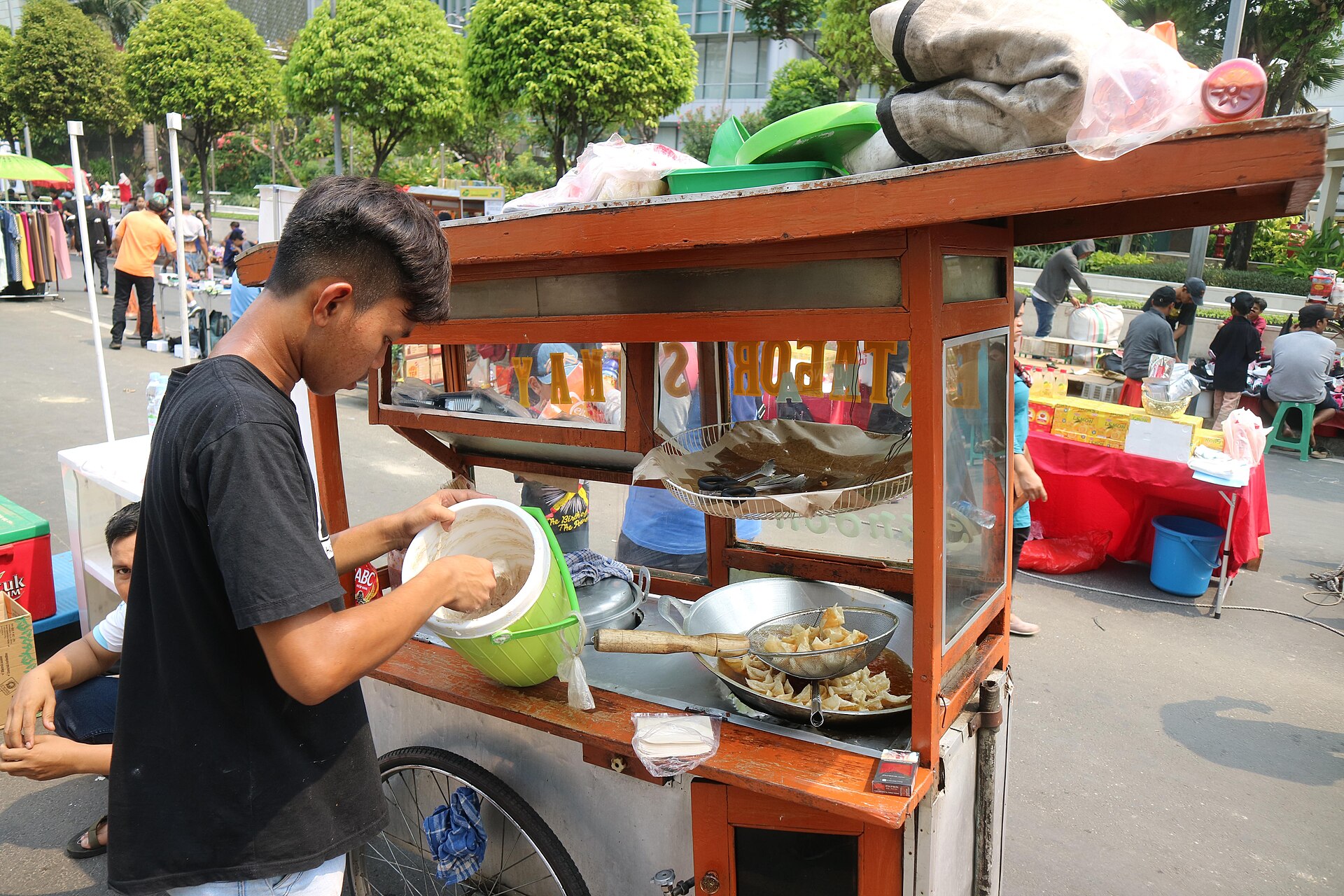 Batagor: Goreng Renyah Kebanggaan Bandung yang Merantau ke Jakarta