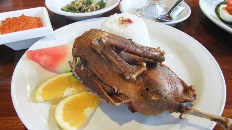 Bebek Goreng: Gurih Garing yang Selalu Ramai Peminat