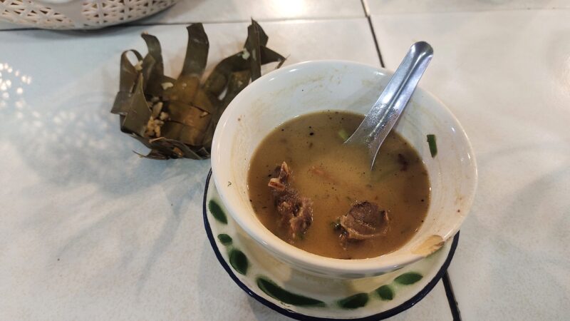 Coto Makassar: Kuah Kacang Gurih dari Timur yang Menaklukkan Jakarta
