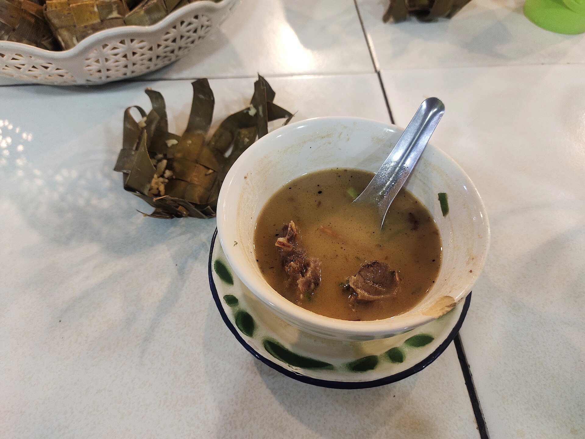 Coto Makassar: Kuah Kacang Gurih dari Timur yang Menaklukkan Jakarta