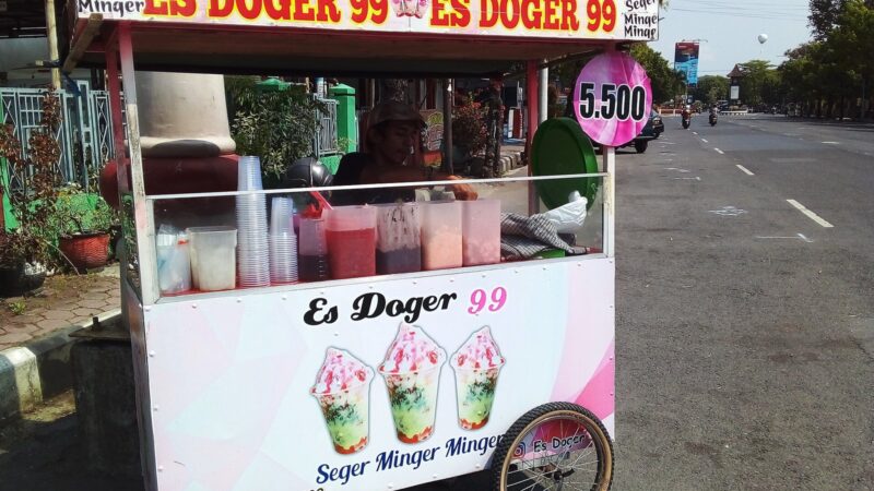 Es Doger: Minuman Merah Muda Legendaris Pelepas Dahaga