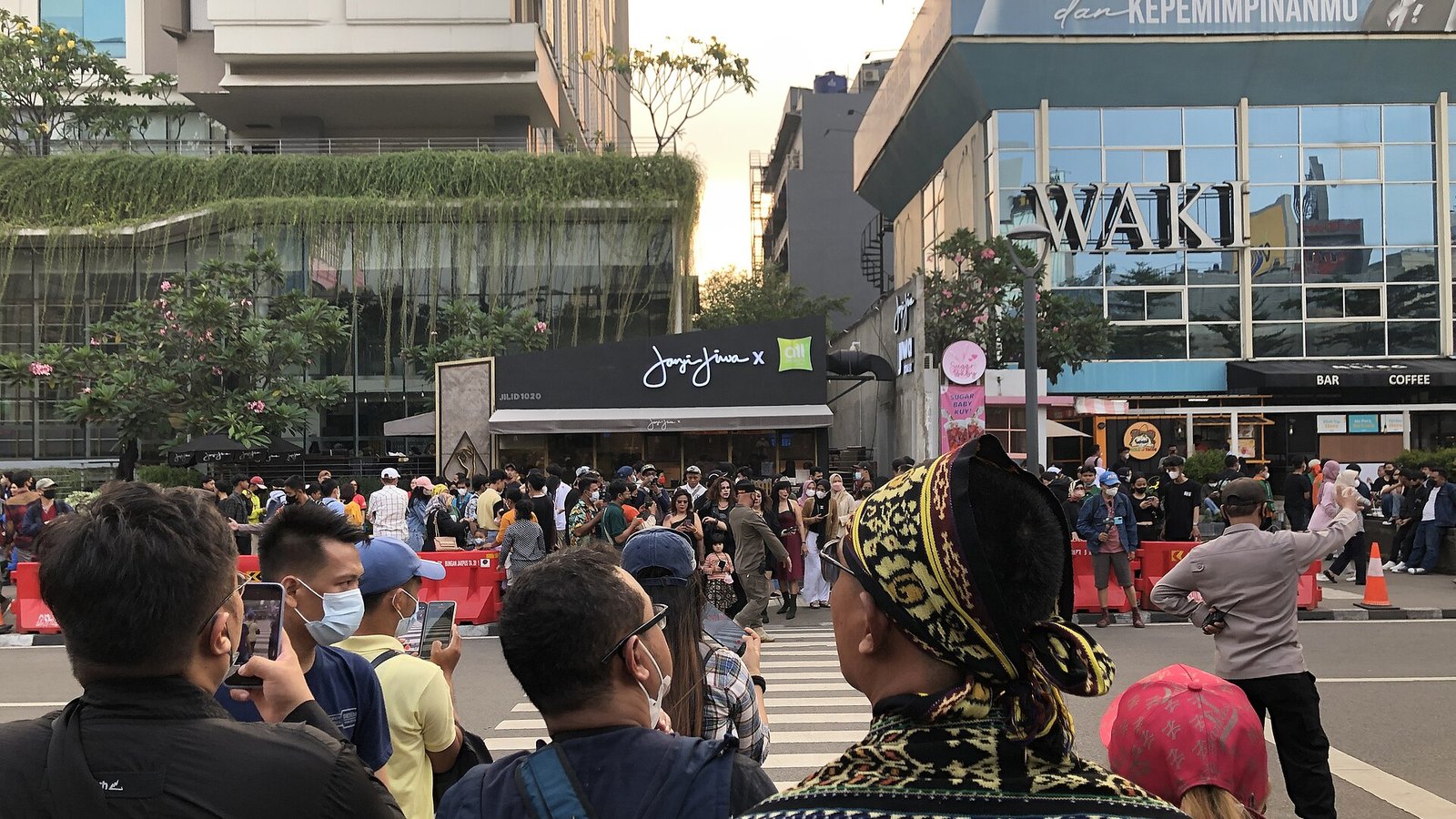 Gaya Berpakaian ala Jakarta: Antara Streetwear dan Thrift
