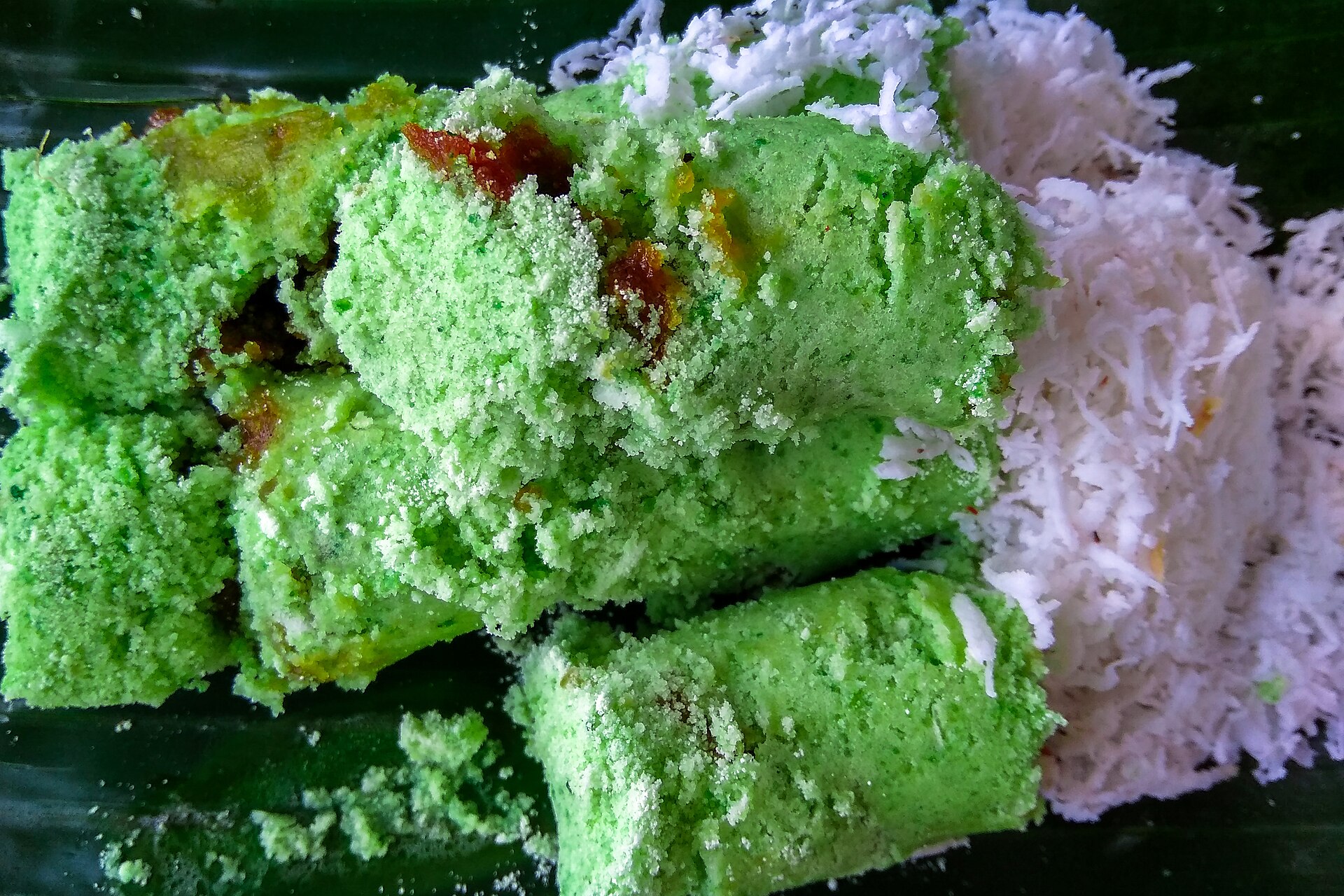 Kue Putu Bambu: Suara Uap Nostalgia yang Melintasi Zaman