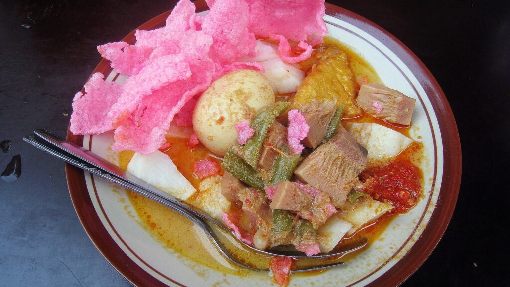 Lontong Sayur: Sarapan Berkuah yang Menghangatkan Pagi