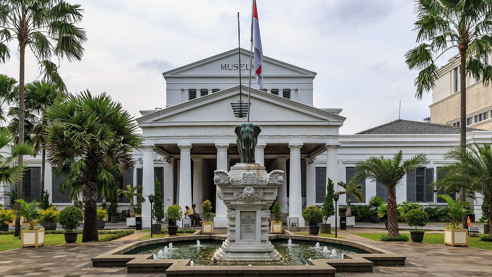 Menjelajahi Museum Nasional: Jendela Sejarah Indonesia