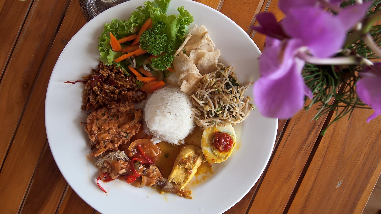 Nasi Campur: Sepiring Penuh Pilihan Lauk Khas Jakarta
