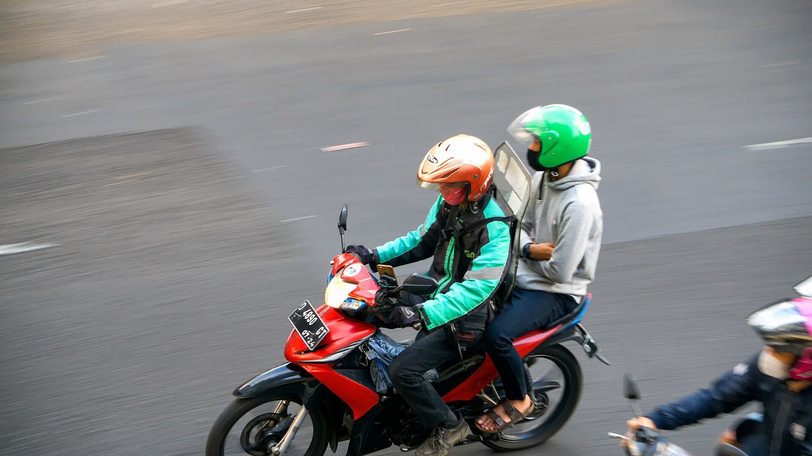 Ojek online mengantar penumpang di Jakarta