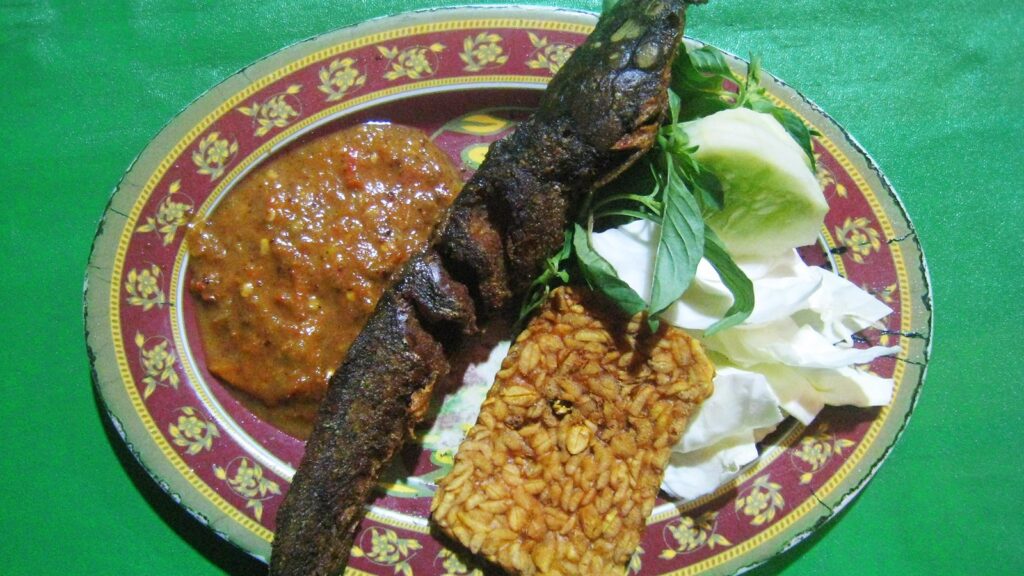Pecel Lele: Warung Tenda Malam yang Menghidupi Jakarta