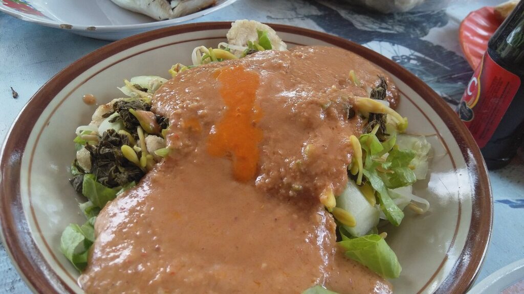 Rujak: Sensasi Segar, Pedas, dan Asam dalam Satu Gigitan