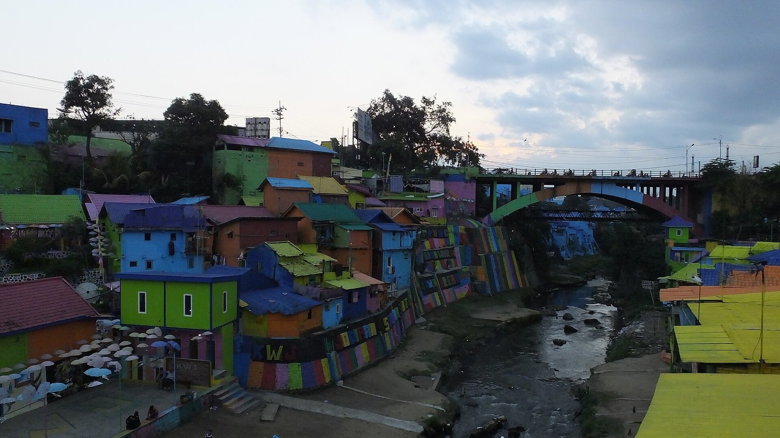 Seni mural dan kampung warna-warni