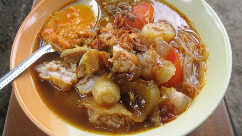 Soto Mie: Kuah Segar, Mi, dan Risol yang Bikin Ketagihan