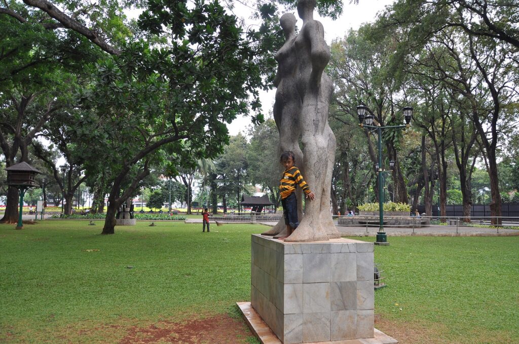 Taman Suropati: Ruang Teduh Paling Elegan di Menteng