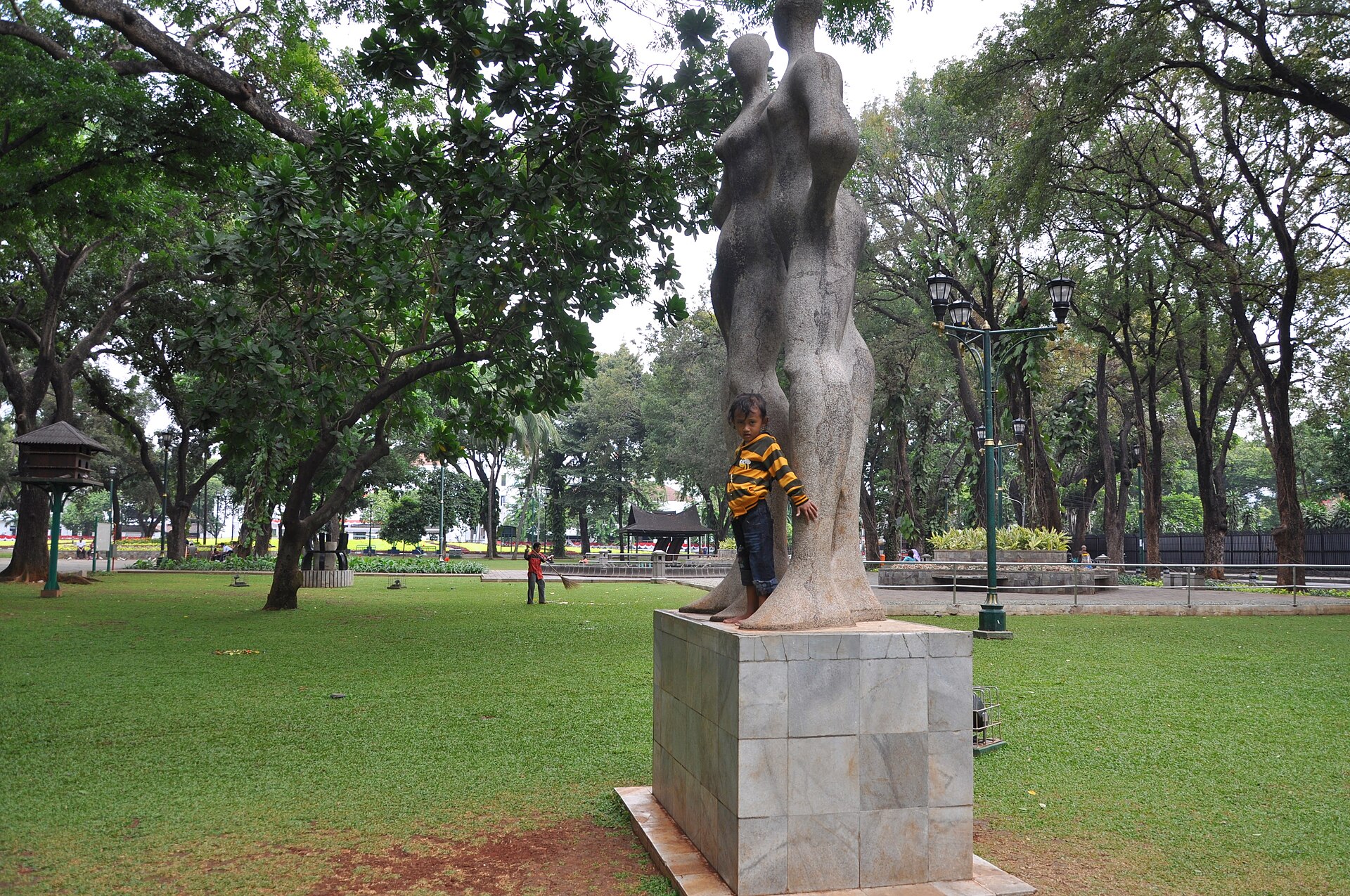 Taman Suropati: Ruang Teduh Paling Elegan di Menteng