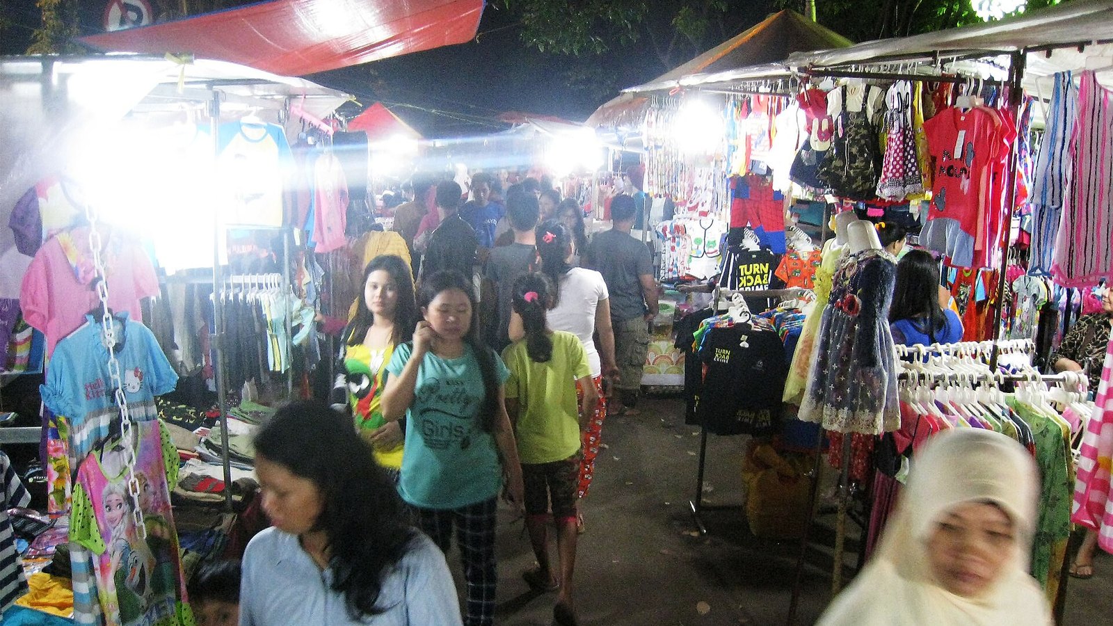 Pasar pakaian malam di Jakarta