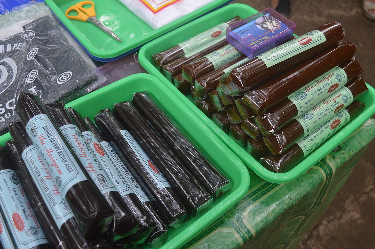 dodol betawi manisan legit yang diaduk berjam jam