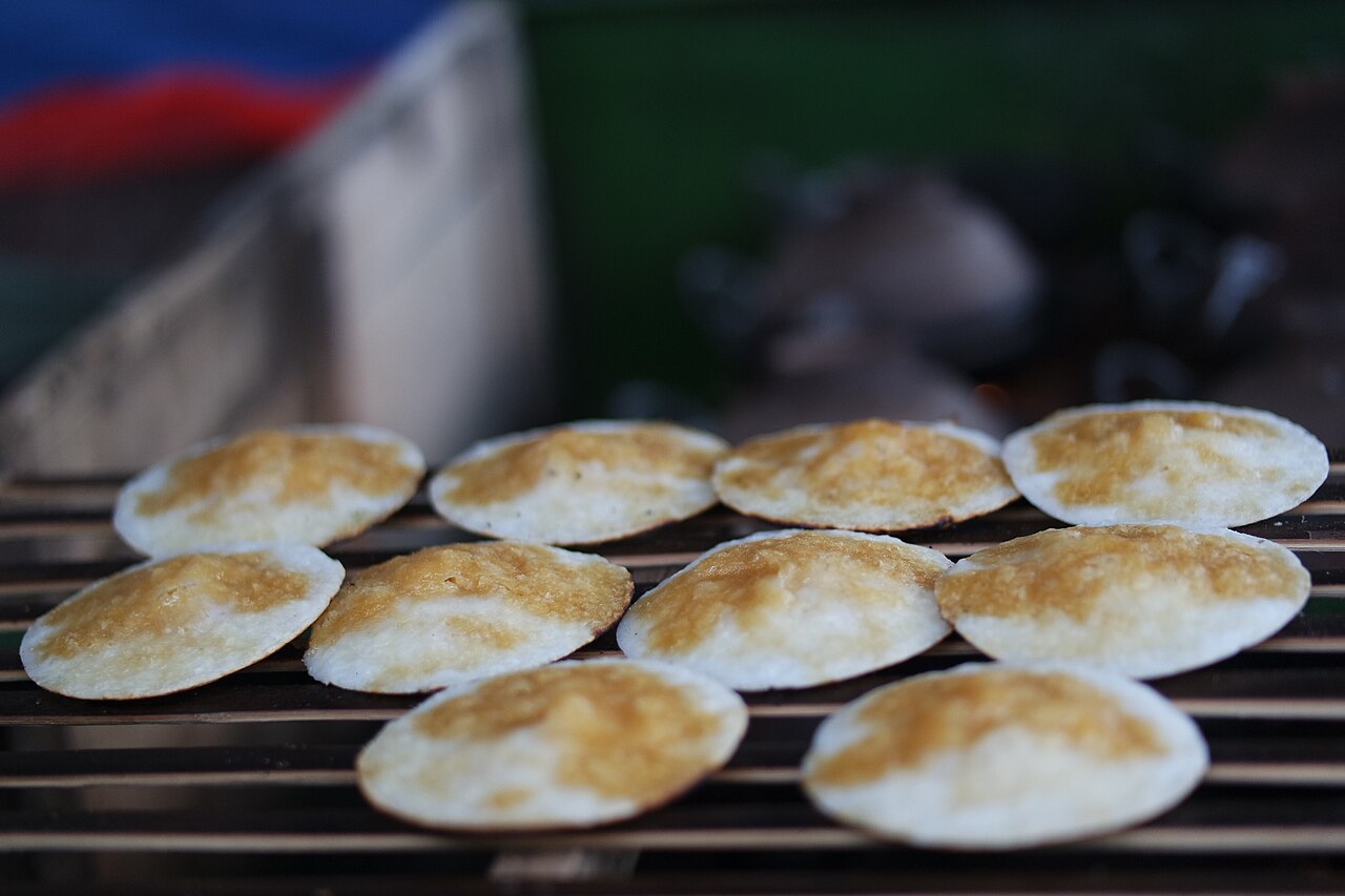 kue ape serabi betawi hijau yang melingkar di wajan kecil
