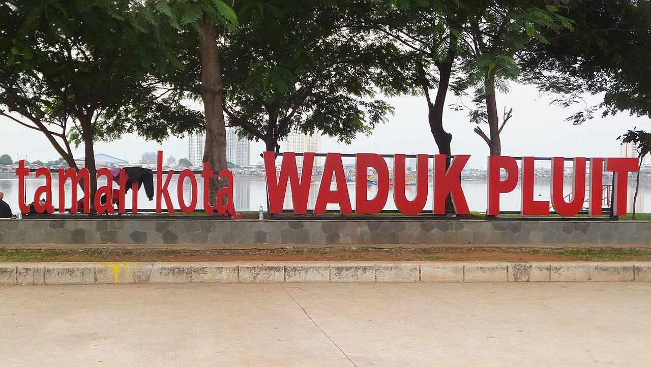 panduan kawasan pluit hidup di bawah muka laut jakarta